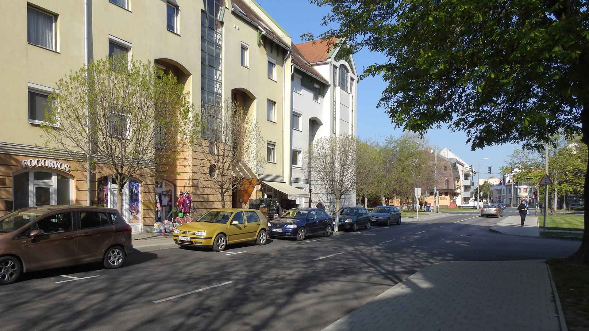 Siófok, Széchenyi utca 18 - 26 lakóépület lakásai, alatta üzletekkel